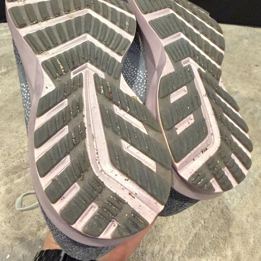 Brooks Levitate 2 Women's Running Shoes Size 9.5 B (Medium) Gray and pink EUC - Picture 7 of 9